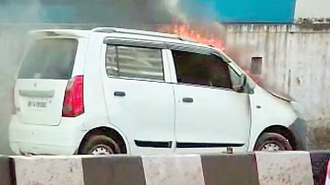 पिंपरी : लोणावळ्यात कारने घेतला अचानक पेट
