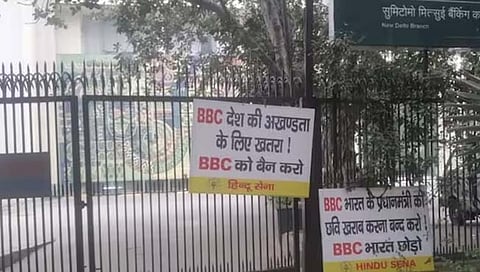 दिल्ली: ‘बीबीसी’च्या कार्यालयाबाहेर हिंदू सेनेने लावले निषेधाचे फलक