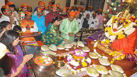 नाशिक : घनकर गल्लीतील तुळजाभवनी मंदिरात कवड्यांचे पूजन करताना छत्रपती सेनेचे पदाधिकारी व कार्यकर्ते. (छायाचित्र : रुद्र फोटो)