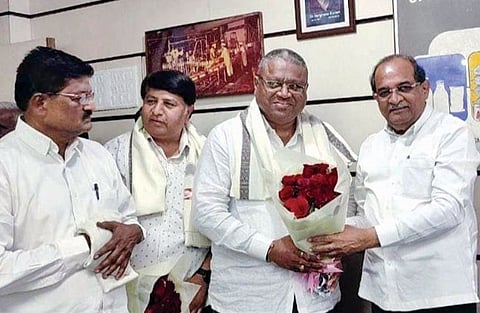 नगर : ‘महानंद’च्या अध्यक्षपदी राजेश परजणे ; बिनविरोध निवडीबद्दल मंत्री राधाकृष्ण विखेंकडून सत्कार