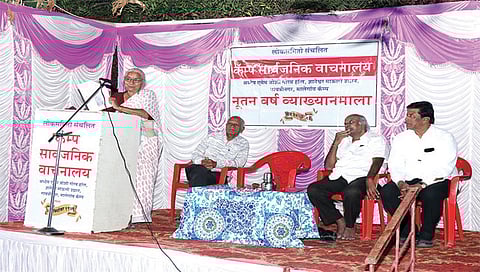 मालेगाव : कॅम्प वाचनालयातील व्याख्यानमालेत विचार मांडताना ज्येष्ठ सामाजिक कार्यकर्त्या मेधा पाटकर.