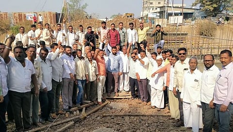 कोल्हापूर : मुदाळतिट्टा येथे उजव्या कालव्याला पाणी सोडण्यासाठी शेतकऱ्यांचे आंदोलन