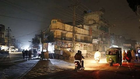 Pakistan Power Cut : संपूर्ण पाकिस्तानने सोमवारची रात्र काढली अंधारात; देश उर्जा संकटात