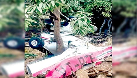 मध्य प्रदेशमधील रीवा येथे विमान कोसळून चालक ठार, अन्य १ जखमी