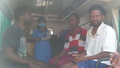 ‘रत्नसागर’ मच्छीमारी नौकेतील बचावलेले खलाशी  