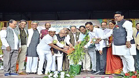 नाशिक : नवव्या अखिल भारतीय मुस्लीम मराठी साहित्य संमेलनात वृक्ष जलदान करून उद्घाटनाप्रसंगी अध्यक्ष अब्दुल कादर मुकादम, ज्येष्ठ विचारवंत हुसेन दलवाई, ज्येष्ठ पत्रकार उत्तम कांबळे, शेख इरफान रशीद, हसन मुजावर, फ. म. शहाजिंदे, जावेपाशा कुरेशी, डॉ अलीम वकील, अय्युब नल्लामंदू, इमरान कुरेशी, डॉ युसूफ बेन्नूर आदी.