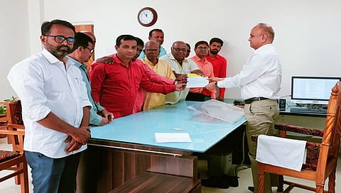 नाशिकरोड : विभागीय उपायुक्त रमेश काळे यांना निवेदन देताना  जेष्ठ नेते रामदास भांड, सुनील ओढेकर, कैलास बुचडे, संजय वाघ, नितीन धानापुणे, अनिल बारगळ, प्रकाश लांडे, अनंता वाघ, अविनाश पाबळे, प्रदीप वाघ, शशिकांत चौधरी आदी. (छाया: उमेश देशमुख)