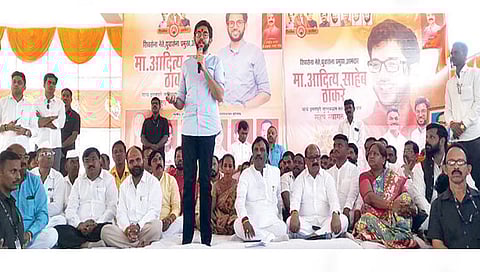 मुंढेगाव : येथे शिवसैनिकांना मार्गदर्शन करताना आदित्य ठाकरे.