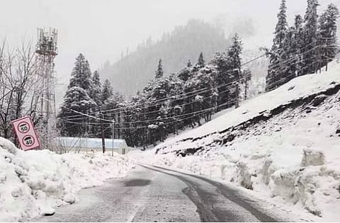 Himachal Pradesh : हिमाचल प्रदेशमधील हिमवृष्टीमूळे १२१ रस्ते बंद