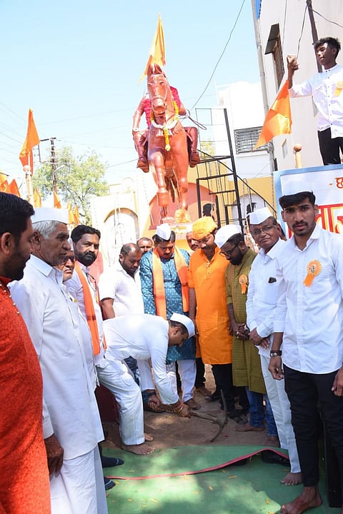 धुळे : मोराणे प्र.ल. येथे छत्रपती शिवाजी महाराजांच्या अश्‍वारुढ पुतळ्याच्या स्मारकासाठी आमदार निधीतून भूमीपूजन करताना आ. कुणाल पाटील. समवेत भगवान गर्दे,कन्हैय्याल पाटील आदी. (छाया : यशवंत हरणे)