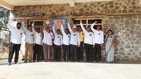 पिंपळनेर: प्रलंबित मागण्या मान्य होण्यासाठी काळ्याफिती लावून आंदोलन करताना शिक्षकेतर कर्मचारी. (छाया : अंबादास बेनुस्कर)