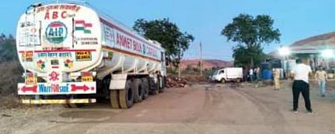 पिंपळनेर : कारवाईमध्ये हस्तगत करण्यात आलेला अवैध केमिकल वाहतूक करणारा टँकर.