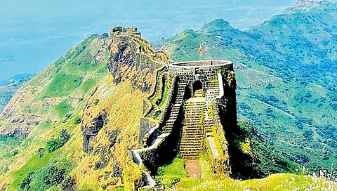 राजगडावरील मुक्कामास पुरातत्त्व विभागाची बंदी