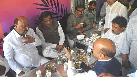 दानवे, भुमरे अन् कराडांचा मिसळीवर ताव; पंचतारांकित हॉटेलातील कार्यक्रम आटोपून छोटेखानी हॉटेलात नाश्ता