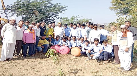 सटाणा : वटार येथील शालेय प्रांगणात स्वच्छता मोहीम राबविताना सरपंच मच्छिंद्र खैरनार, ग्रामपंचायत सदस्य, ग्रामस्थ व पालक.