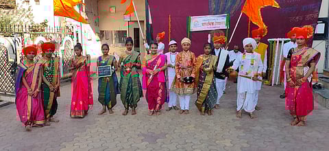 पिंपळनेर : मराठी राजभाषा गौरव दिवसनिमित्त महाराष्ट्राचे संस्कृती दर्शन घडविताना चिमुकले. 