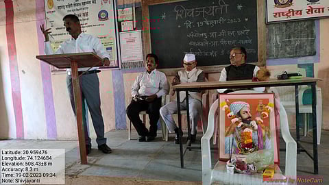 पिंपळनेर : शिवजयंती कार्यक्रमात मनोगत व्यक्त करताना प्राध्यापक प्रदीप सावळे. (छाया: अंबादास बेनुस्कर)