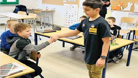 भारतीय मुलगा करीत आहे युक्रेनी मुलांना मदत