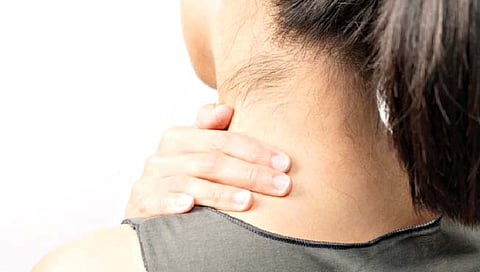 मानेचा काळेपणा घालवण्यासाठी