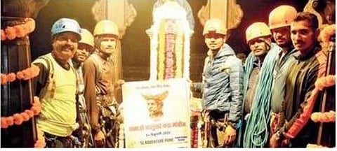 नरवीर तानाजी मालुसरे यांना मानवंदना; मानसिंह चव्हाण यांनी सिंहगडावरील कडा रात्री केला सर