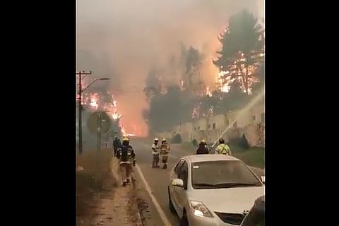 Chile wildfires | चिलीमध्ये १५० ठिकाणी जंगलाला आग, १३ ठार, बचावकार्य करणारे हेलिकॉप्टरही कोसळले