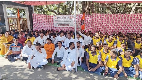 नाशिक : कंत्राटी सफाई कामगारांचे मनसे पदाधिकाऱ्यांसह उपोषण