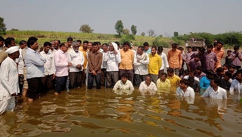 परभणी: शिक्षकांच्या बदल्या रद्द करण्यासाठी पालक, विद्यार्थ्यांचे जलसमाधी आंदोलन