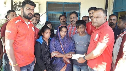 Nashik Lasalgaon  : रेल्वे अपघातात मृत्यू झालेल्यांच्या कुटुंबियांना युनियनकडून एक लाखाची मदत 