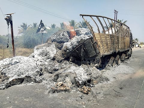 काष्टी : कापसाचा ट्रक आगीत जळून खाक