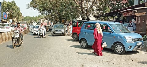 लोणावळ्यात वाहतूक व्यवस्थेचे तीनतेरा