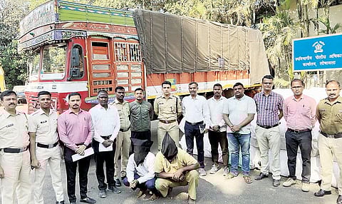 लोणावळा : एक्स्प्रेस वे-वर 342 पोती गुटखा जप्त