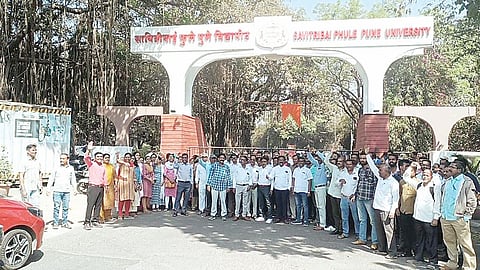 पुणे : शिक्षकेतर कर्मचार्‍यांचे विद्यापीठ गेटवरच ठिय्या आंदोलन सुरू