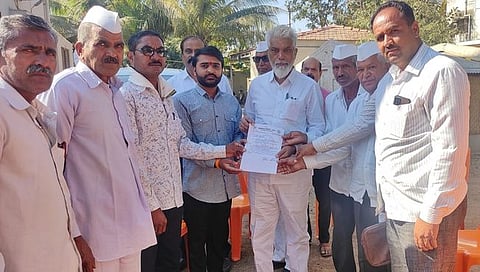 नाशिक : भऊर बॅंक ऑफ महाराष्ट्र अपहार प्रकरणातील खातेदारांचे पालकमंत्र्यांना साकडे