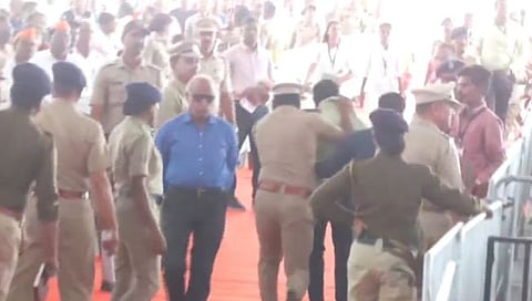 साहित्य संमेलनात मुख्यमंत्र्यांच्या भाषणदरम्यान विदर्भवाद्यांची जोरदार घोषणाबाजी