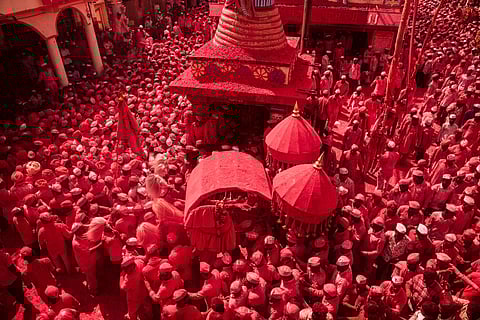 परिंचे : ’सवाई सर्जाचं चांगभलं’च्या जयघोषात श्री क्षेत्र वीर गुलालमय