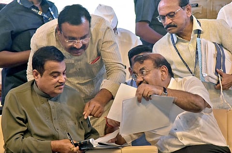 केंद्रीय केंद्रीय रस्ते व महामार्ग मंत्री नितीन गडकरी यांना खासदार सुप्रिया सुळे यांच्या वतीने पत्र देताना माजी सनदी अधिकारी संभाजीराव झेंडे.