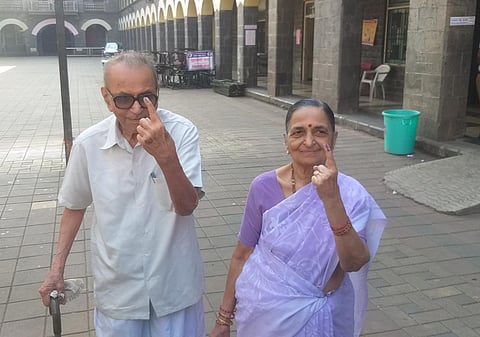 पुणे : मतदानाचा हक्क बजावणे हे राष्ट्रीय कर्तव्य ; मतदानासाठी आलेल्या नव्वदीतल्या आजोबांचा संदेश