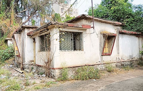 नगर : निर्लेखन होऊनही इमारत पाडण्यास टाळाटाळ