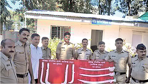 सिडको  : जप्त केलेली धारदार शस्त्रेे. समवेत अंबड पोलिस ठाण्यातील गुन्हे शोध पथकातील अधिकारी व कर्मचारी.