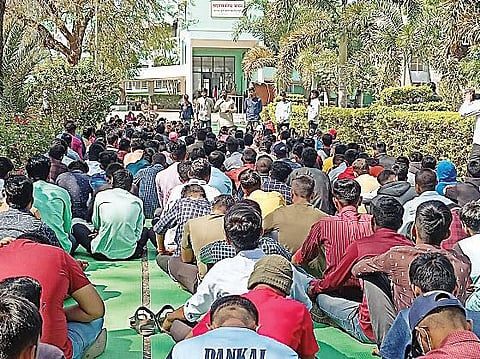 नगर : आंदोलनाला पंधरा दिवस उलटूनही कोणताही निर्णय होत नसल्याने आंदोलक आमरण उपोषण करणार