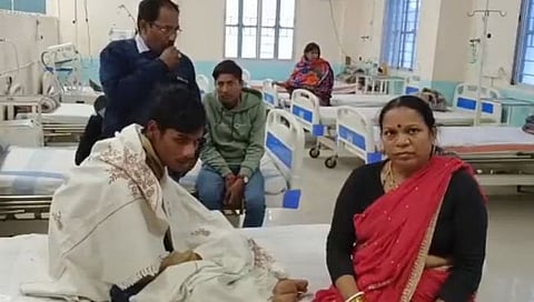 Bihar Student Faints : परीक्षा हॉलमध्ये ५०० मुलीत एकटाच विद्यार्थी; घाबरुन पडला बेशुद्ध