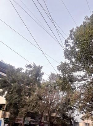 पुणे : अनधिकृत केबलच्या जाळ्यांचा विळखा ; मुंढवा, घोरपडी परिसरात चित्र