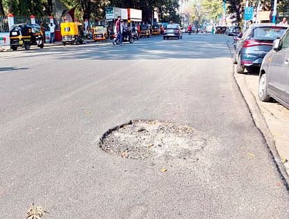 पुणे : बाजीराव रस्ता चकाचक ; चेंबरचे खड्डे मात्र ‘जैसे थे’