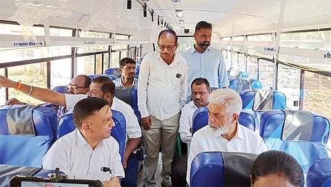 मालेगाव : येथील बस आगाराला प्राप्त तीन नवीन बसेसच्या लोकार्पणाप्रसंगी पालकमंत्री दादा भुसे हे नाशिक विभाग नियंत्रक अरुण सिया यांच्याशी एकूणच व्यवस्थेवर चर्चा करताना.