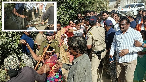 जळगाव : मुख्यमंत्री एकनाथ शिंदे यांना भेटून निवेदन देण्याची मागणी करणाऱ्या शिवसेना ठाकरे गटाच्या पदाधिकाऱ्यांना पोलिसांनी ताब्यात घेतले आहे. (छाया: चेतन चौधरी)