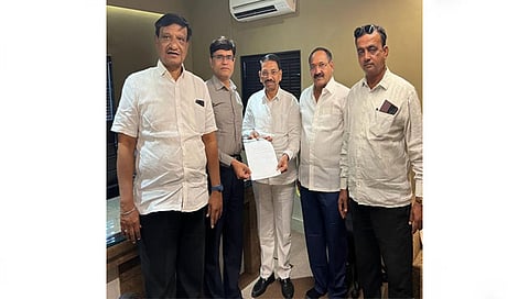 जळगाव : जिल्हा बँक अध्यक्ष गुलाबराव देवकरांचा राजीनामा दिला. याप्रसंगी उपस्थित बँकेचे माजी संचालक वाल्मीक पाटील, कार्यकारी संचालक जितेंद्र देशमुख आदी. (छाया: चेतन चौधरी)