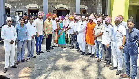 निफाड : नगरपंचायतीच्या नगराध्यक्षपदी निवड झाल्यानंतर रत्नमाला कापसे यांचा सत्कार करताना मान्यवर. 
(छाया : दीपक श्रीवास्तव)