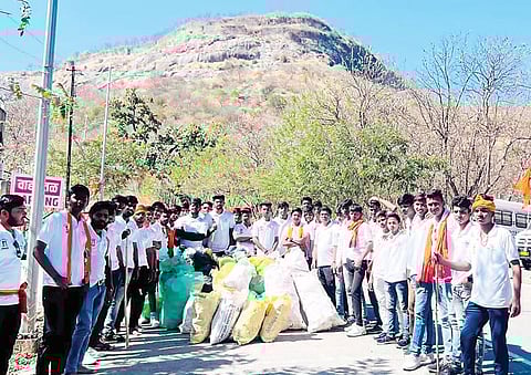 नगर : शिवनेरीवरून गोळा केले चाळीस गोण्या प्लास्टिक