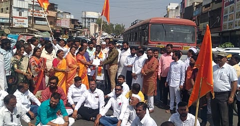 पुणे : खेड तालुक्यातील संतप्त शिवसैनिकांचा रास्ता रोको