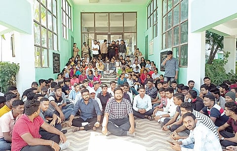 नगर : विद्यार्थ्यांनी विद्यापीठाचे कामकाज बंद पाडले